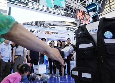 超吸睛！絲博會上智能機器人玩轉(zhuǎn)銷售新花樣